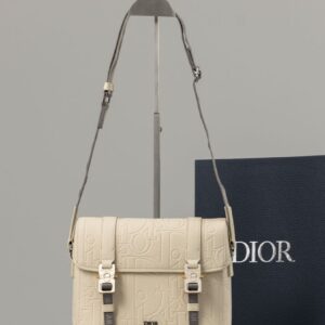[국내배송]디올 [Christian Dior] 수입프리미엄급 Dior Hit the Road 플랩 스트랩백