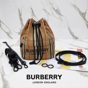 [국내배송]버버리 스트라이프 버킷백