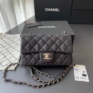 [국내배송]샤넬 클래식 뉴미니 플랩백 캐비어 블랙 은장 A01116