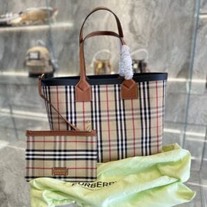[국내배송]버버리 체크 네퍼플