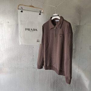 [국내배송]프라다 트라이앵글 패치 스웨이트셔츠