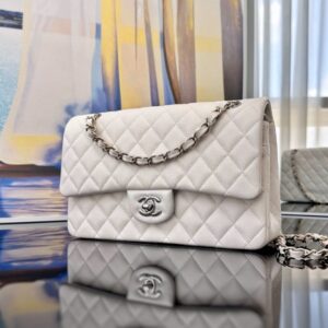 [국내배송]샤넬 클래식 플랩백 미듐 캐비어 화이트 은장 A01112