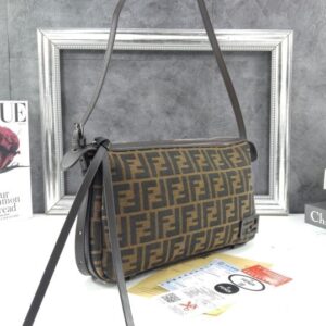 [국내배송]펜디 심플리 펜디 미디엄 브라운 FF 자카드 패브릭 백